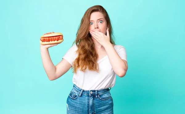 Rood Hoofd Mooi Vrouw Bedekking Mond Met Handen Met Een — Stockfoto