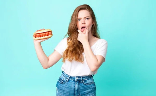 Rood Hoofd Mooi Vrouw Met Mond Ogen Wijd Open Hand — Stockfoto