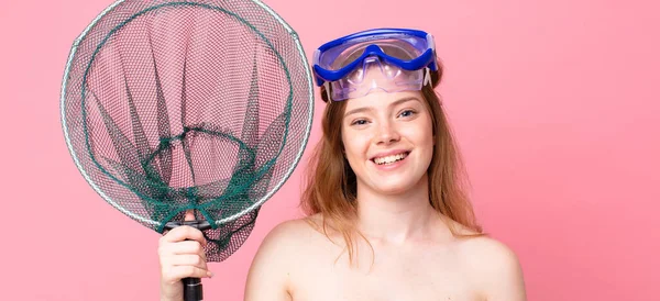 Mujer Cabeza Roja Buscando Feliz Gratamente Sorprendido Con Gafas Una —  Fotos de Stock