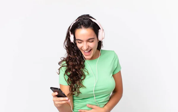 Docela Hispánská Žena Hlasitě Směje Nějakému Vtipu Sluchátky Smartphonem — Stock fotografie