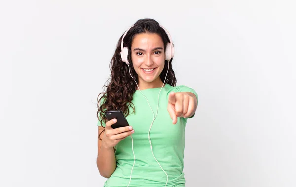 Mujer Hispana Bastante Apuntando Cámara Elegirte Con Auriculares Teléfono Inteligente —  Fotos de Stock