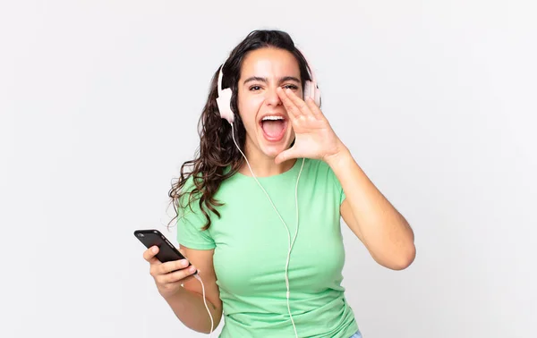 Pretty Hispanic Woman Feeling Happy Giving Big Shout Out Hands — Stock Photo, Image