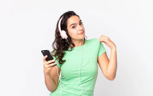 Mooie Spaanse Vrouw Zoek Arrogant Succesvol Positief Trots Met Koptelefoon — Stockfoto