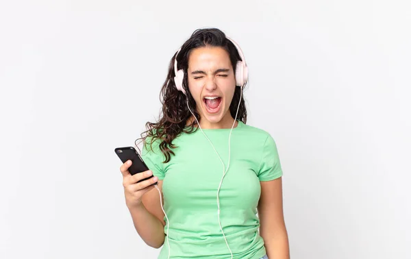 Mujer Bastante Hispana Gritando Agresivamente Muy Enojada Con Auriculares Teléfono — Foto de Stock