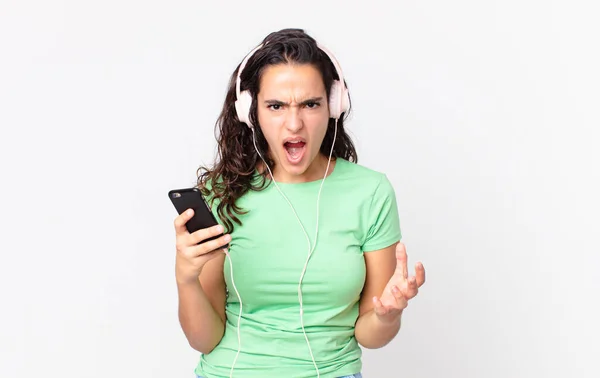 Гарна Іспаномовна Жінка Виглядає Сердитою Роздратованою Розчарованою Навушниками Смартфоном — стокове фото