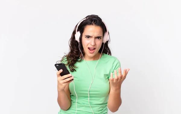 Hezká Hispánská Žena Vypadá Zoufale Frustrovaná Vystresovaná Sluchátky Smartphonem — Stock fotografie