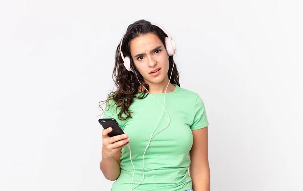 Mujer Hispana Bastante Desconcertada Confundida Con Auriculares Teléfono Inteligente —  Fotos de Stock