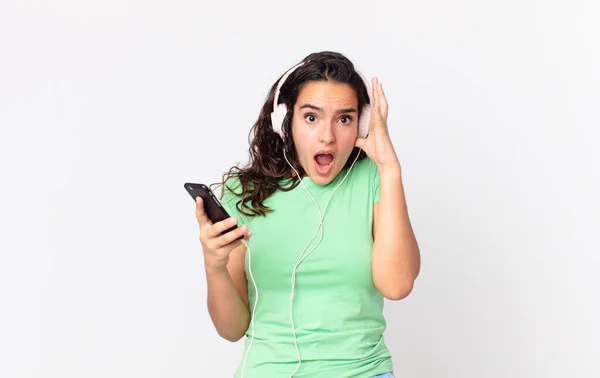 Гарна Іспаномовна Жінка Кричить Руками Повітрі Навушниками Смартфоном — стокове фото