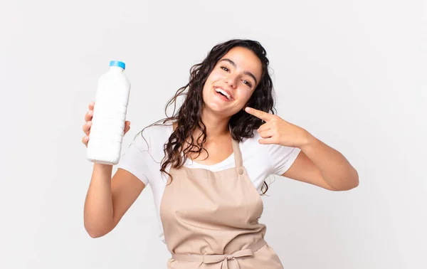 Hispânico Bonita Chef Mulher Sorrindo Confiantemente Apontando Para Próprio Sorriso — Fotografia de Stock