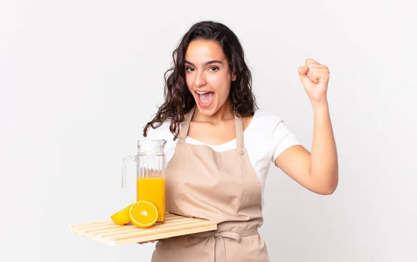 Hispanische Hübsche Köchin Ist Schockiert Lacht Und Feiert Ihren Erfolg — Stockfoto