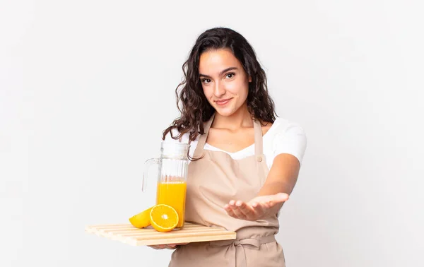 Hispanische Hübsche Köchin Frau Lächelt Glücklich Mit Freundlich Und Bietet — Stockfoto