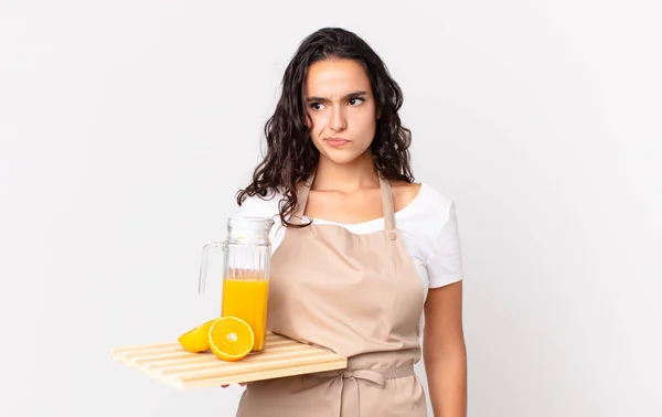 Hispanische Hübsche Köchin Die Traurig Verärgert Oder Wütend Ist Und — Stockfoto