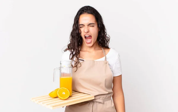 Hispanische Hübsche Küchenfrau Schreit Aggressiv Sieht Sehr Wütend Aus Und — Stockfoto