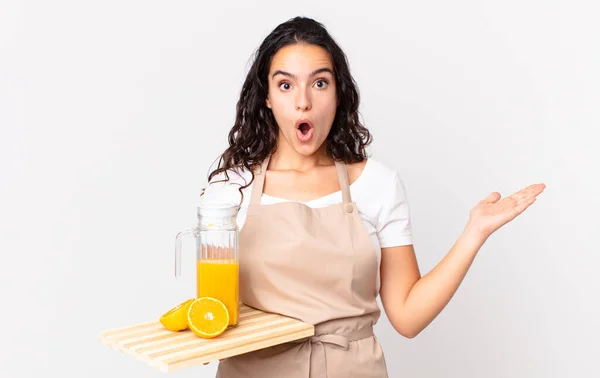 Hispanic Mooie Chef Kok Vrouw Kijken Verrast Geschokt Met Kaak — Stockfoto