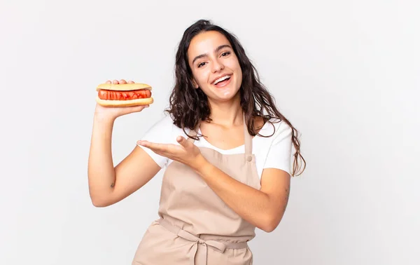 Hispanic Söt Kock Kvinna Ler Glatt Känner Sig Glad Och — Stockfoto