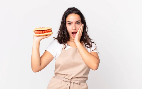 Latynoska Ładna Kucharka Czuje Się Zszokowana Przerażona Trzyma Hot Doga — Zdjęcie stockowe