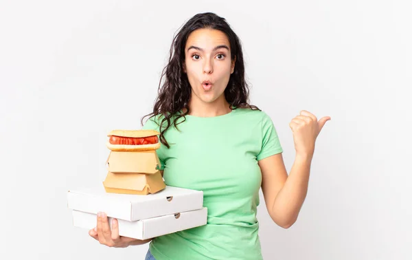 Mujer Hispana Bonita Mirando Asombrada Incredulidad Sosteniendo Llevar Cajas Comida —  Fotos de Stock