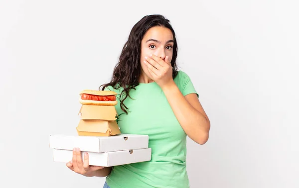 Jolie Femme Hispanique Couvrant Bouche Avec Les Mains Avec Choc — Photo