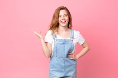 Kızıl saçlı güzel kadın mutlu hissediyor, bir çözüm ya da fikir bulduğuna şaşırıyor.