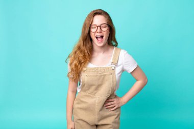 Güzel kızıl saçlı kadın agresif bağırıyor, çok kızgın görünüyor.