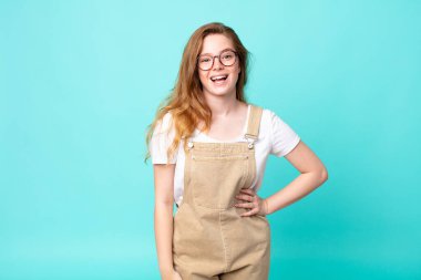 Güzel kızıl saçlı kadın mutlu ve hoş bir şekilde şaşırmış görünüyor.