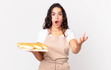 İspanyol güzel aşçı kadın inanılmaz bir sürprizle şaşkına döndü ve hayrete düştü.