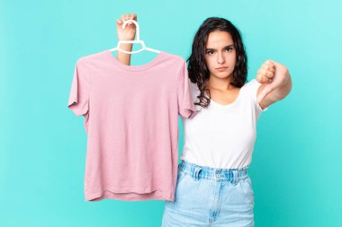 İspanyol asıllı güzel bir kadın kendini kötü hissediyor, baş parmaklarını gösteriyor ve bir bez seçiyor.