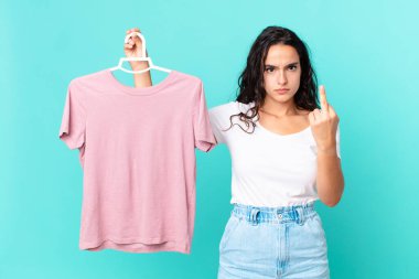 İspanyol güzel kadın kızgın, sinirli, asi ve saldırgan bir kumaş seçiyor.