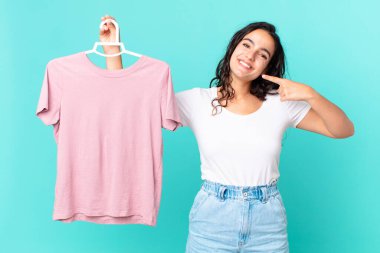 İspanyol güzel kadın, kendine güvenerek gülümseyerek kendi gülümsemesini gösterip kumaş seçiyor.