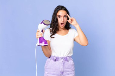 İspanyol güzel kadın şaşırmış görünüyor, yeni bir düşünce, fikir ya da konsept fark ediyor ve demir buhar tutuyor.