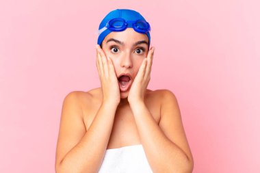 İspanyol güzel yüzücü kadın gözlüklerden korkuyor ve şokta.