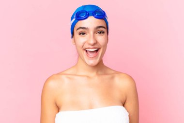 İspanyol güzel yüzücü kadın mutlu görünüyor ve gözlüklerle hoş bir sürpriz yapıyor.