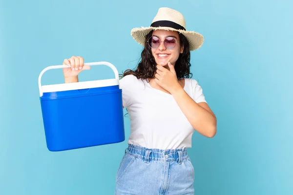 Hübsche Hispanische Frau Lächelt Mit Einem Glücklichen Selbstbewussten Gesichtsausdruck Die — Stockfoto