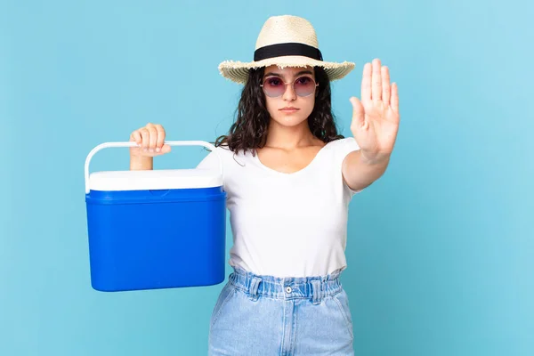 Hübsche Hispanische Frau Mit Ernstem Blick Und Offener Handfläche Macht — Stockfoto