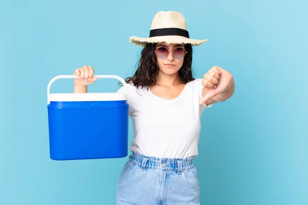 Hübsche Hispanische Frau Fühlt Sich Übergangen Zeigt Daumen Nach Unten — Stockfoto