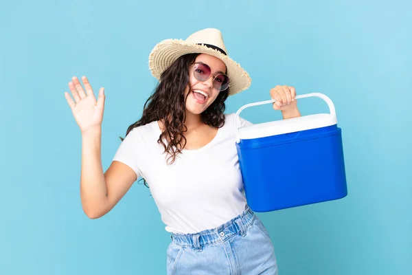 Hübsche Hispanische Frau Lächelt Glücklich Winkt Mit Der Hand Begrüßt — Stockfoto