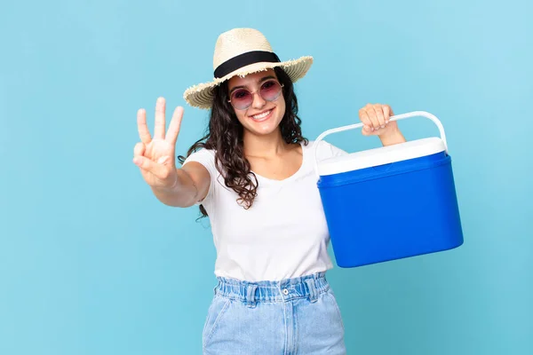 Hübsche Hispanische Frau Die Freundlich Lächelt Und Nummer Drei Mit — Stockfoto