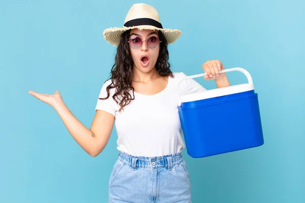 Pretty Hispanic Woman Looking Surprised Shocked Jaw Dropped Holding Object — Stock Photo, Image