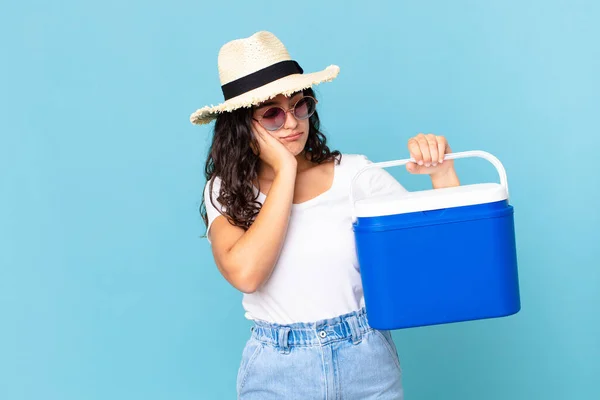 Hübsche Hispanische Frau Die Sich Gelangweilt Frustriert Und Schläfrig Fühlt — Stockfoto