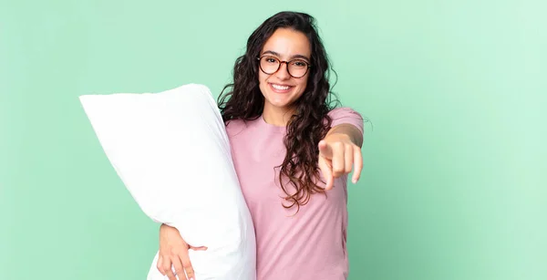 Vacker Latinamerikansk Kvinna Pekar Kameran Väljer Dig Och Bär Pyjamas — Stockfoto