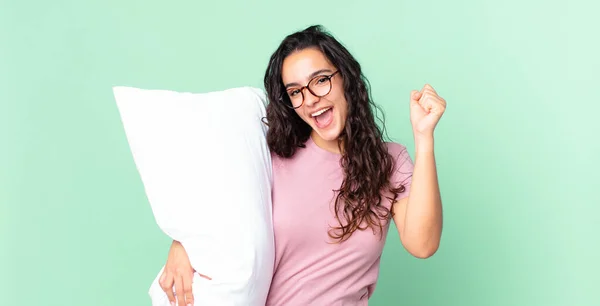 Bella Donna Ispanica Sentirsi Scioccato Ridendo Celebrando Successo Indossando Pigiami — Foto Stock