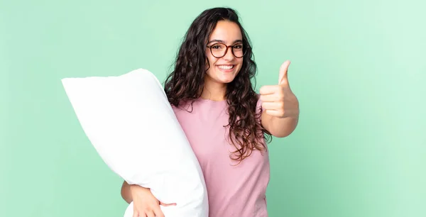 Bella Donna Ispanica Sentirsi Orgogliosi Sorridendo Positivamente Con Pollici Indossando — Foto Stock