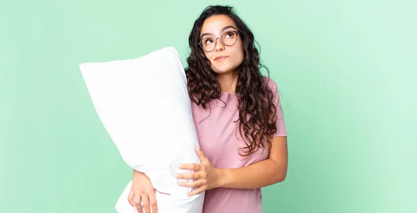 Bella Donna Ispanica Che Stringe Spalle Sente Confuso Incerto Indossa — Foto Stock