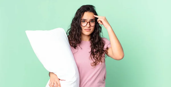 Vacker Latinamerikansk Kvinna Känner Sig Förvirrad Och Förbryllad Visar Att — Stockfoto