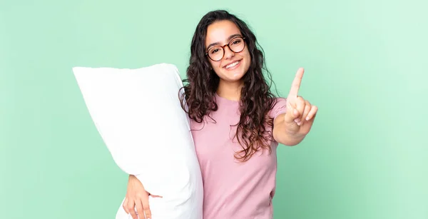 Bella Donna Ispanica Sorridente Dall Aspetto Amichevole Mostrando Numero Uno — Foto Stock