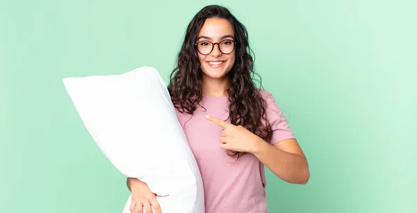 Mulher Muito Hispânica Sorrindo Alegremente Sentindo Feliz Apontando Para Lado — Fotografia de Stock