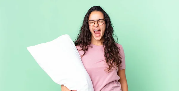 Bella Donna Ispanica Urlando Aggressivamente Guardando Molto Arrabbiato Indossando Pigiami — Foto Stock