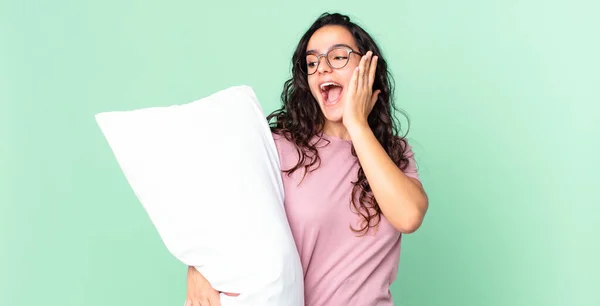 Mulher Hispânica Bonita Sentindo Feliz Animado Surpreso Vestindo Pijama Com — Fotografia de Stock