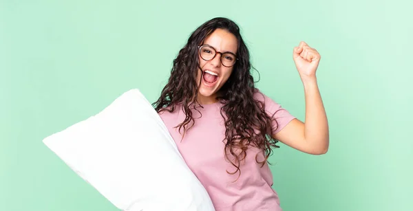 Ganske Hispanic Kvinne Roper Aggressivt Med Sinte Uttrykk Med Pyjamas – stockfoto