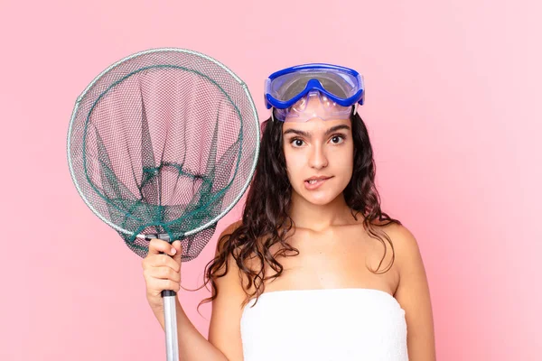 Mujer Hispana Bonita Buscando Desconcertado Confundido Con Gafas Red Pesca —  Fotos de Stock